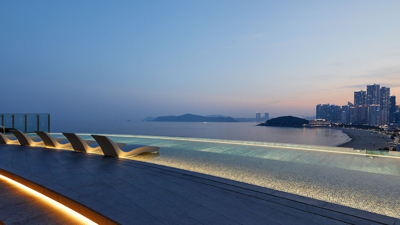 インフィニティプール併設！エルシティータワーに位置する高級ホテル滞在