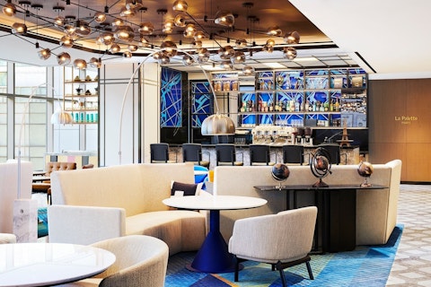 地下鉄明洞駅は徒歩3分！屋内プール併設の豪華5つ星ホテル泊。ビジネスクラス利用