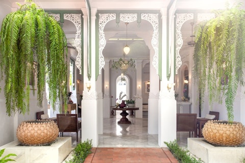 チェンマイ中心地区のエレガントな5つ星ホテルにステイ!ビジネスクラス利用。送迎あり