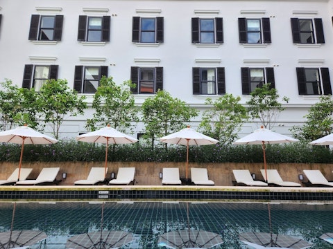 周辺にカフェやショッピングスポットがある5つ星ホテルに滞在!ビジネスクラス利用