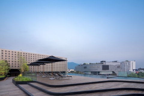 ニマンヘミン通りの4つ星ホテル!家族向けの広々スイートにステイ。ビジネスクラス利用