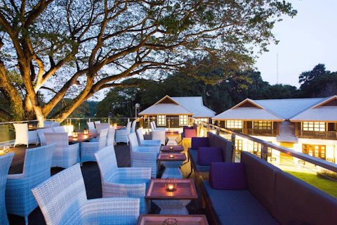 木々に囲まれた中庭のある高級ホテル泊!庭園ビューの部屋に滞在。ビジネスクラス利用