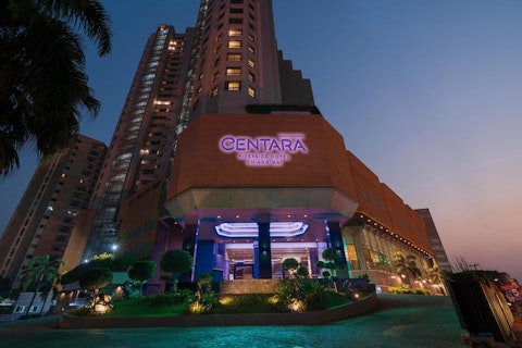 ピン川沿いの絶景が魅力のホテル泊。屋外プールでのんびり癒やし旅。ビジネスクラス利用