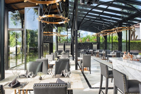 絶景インフィニティプールつき！エレガントな5つ星ホテルに宿泊。ビジネスクラス利用