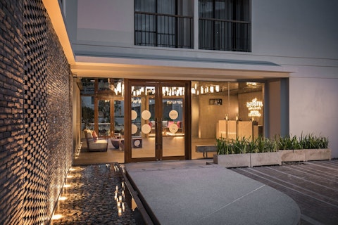 ショッピングに便利な好立地!チェンマイ中心部の4つ星ホテルに宿泊。ビジネスクラス利用