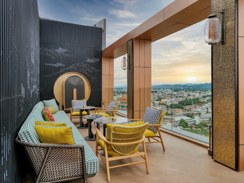 チェンマイ中心地の世界的5つ星ホテル。ぜいたくスイートにステイ!