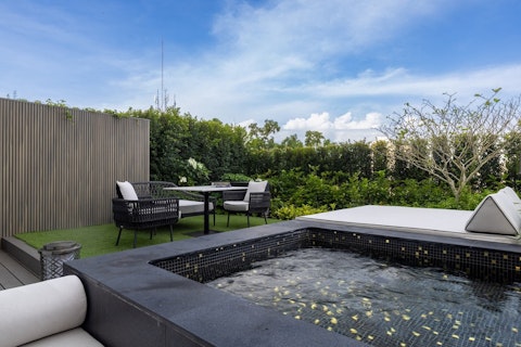 至福のホテルステイが叶う旅！5つ星ホテルのスイートルームにステイ。ビジネスクラス利用