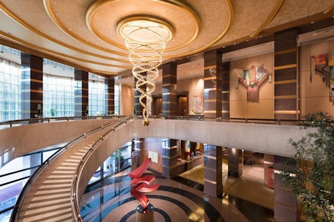 ライトアップ＆ナイトショーつき！レストランなど豪華な施設がそろった5つ星ホテル泊