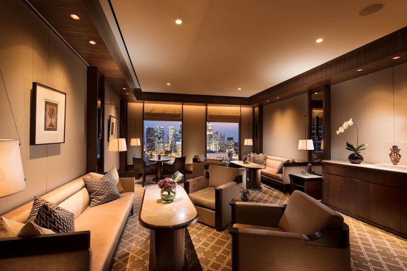 レストランなど豪華な施設充実!人気のマリーナ地区にある5つ星ホテル泊。JAL利用