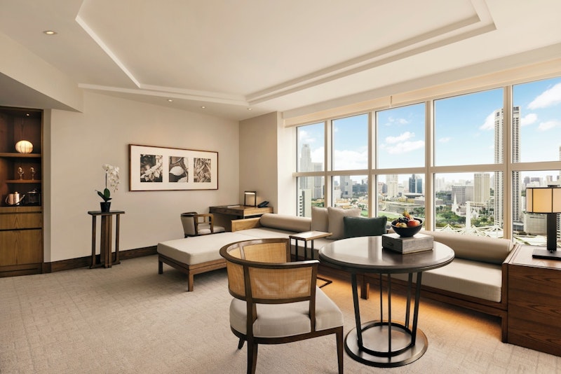 スカイラインを望む屋外プールつき！ラグジュアリーな5つ星ホテルで至福ステイ