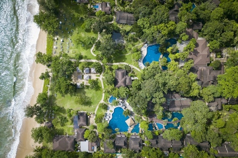 スパやプールなど施設充実!カオラックビーチすぐそばのリゾート泊。ビジネスクラス利用