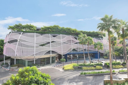 チャオプラヤ川沿いの立地が魅力!モダンなデザインのホテルにステイ