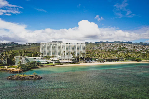 先着10組!3/28(土)販売スタート🎂名門リゾートホテルのビーチフロントの部屋に滞在!ホノルルを優雅に満喫。JAL利用