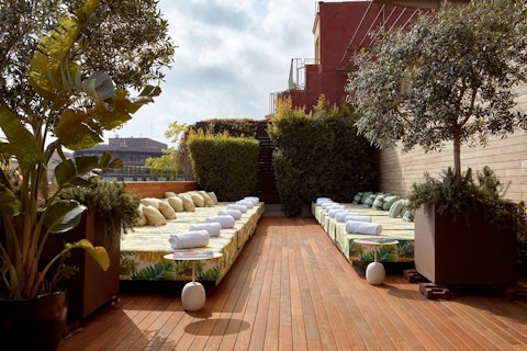 グラシア通りそばのモダンな5つ星ホテルに宿泊!サグラダファミリア入場つき