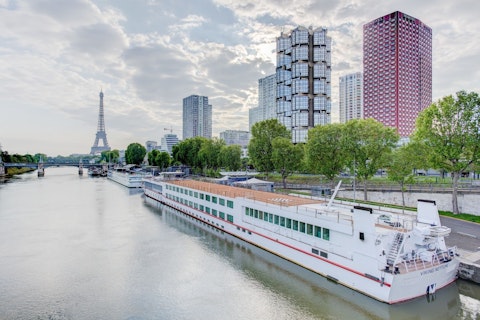 エッフェル塔が徒歩圏内!パリの街並みを満喫するセーヌ川沿いの絶景ホテルに泊まる