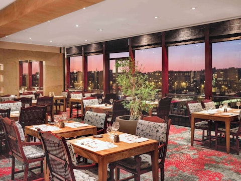 セーヌ川沿いの4つ星ホテルでパリ満喫。エッフェル塔徒歩圏内でアクティブ派にぴったり