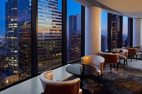 ウェルネス施設も充実!絶景を一望するダウンタウンの4つ星タワーホテルにステイ