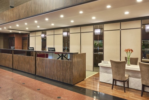 活気あふれるカンポングラム地区の近くにある4つ星ホテルに宿泊、ビジネスクラス利用