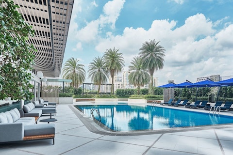 開放感ある屋外プール&ジム併設!4つ星ホテルで上質なステイ、ビジネスクラス利用