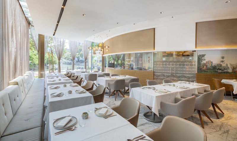 屋外プールや高級レストラン併設！シンガポール川沿いの5つ星ホテル泊。JAL利用