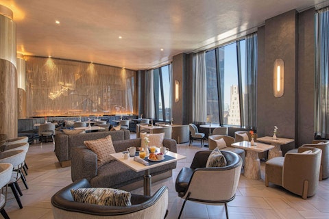 ビジネスクラスで行く！高層階のスカイロビーが自慢の4つ星ホテル滞在。朝食つき