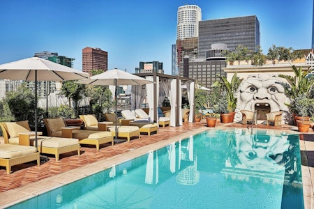 地下鉄駅から徒歩4分!ダウンタウンの銀行ビルを改装した重厚な4つ星ホテルにステイ