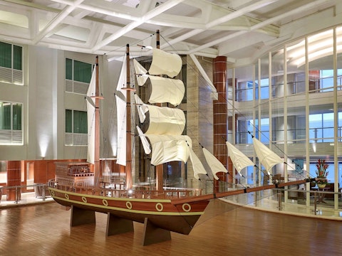 船旅から着想を得たデザインが魅力的!ビーチすぐのホテルに宿泊。ビジネスクラス利用