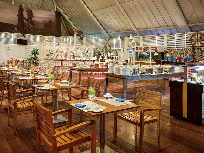 クタビーチが目の前の好立地！おしゃれなプール併設のホテルにステイ。ビジネスクラス利用