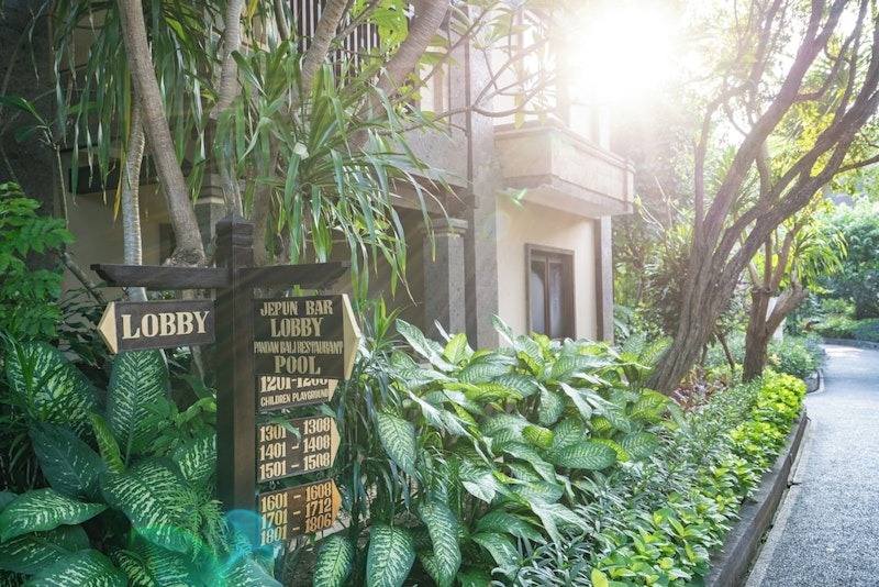 屋外プールやスパ併設＆ビーチも徒歩圏内！クタの4つ星リゾートにリラックスステイ