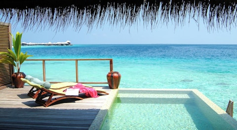 オールインクルーシブでぜいたくに！プールつき水上ヴィラで至福旅。ビジネスクラス利用