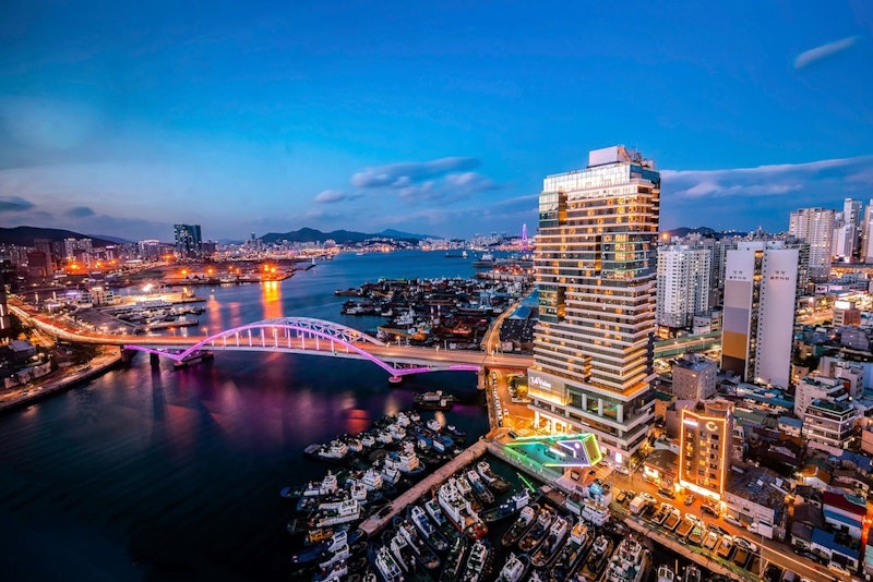 龍頭山公園やBIFF広場まで好アクセス！28階にあるカフェが自慢のホテルに泊まる旅