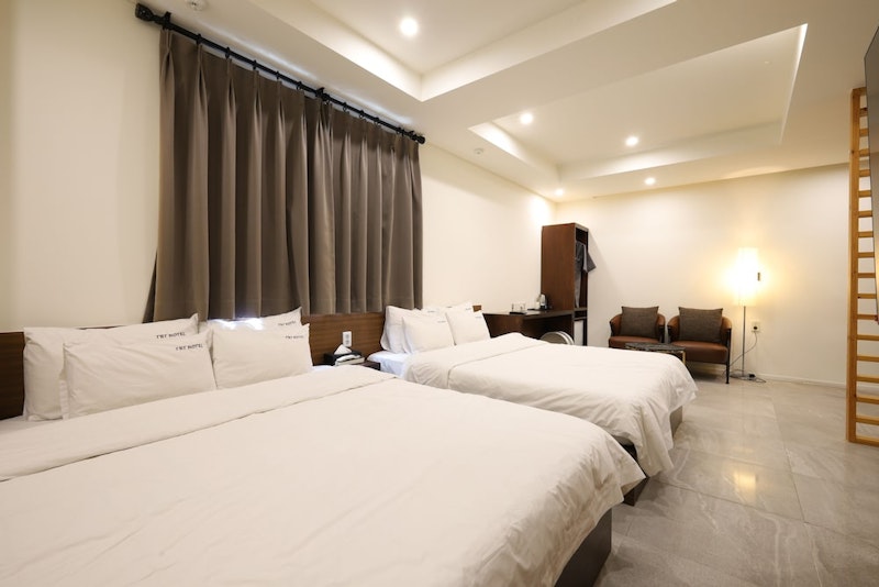 西面市場へ徒歩10分の好立地なホテル！グループ旅行にもおすすめなスイートにステイ