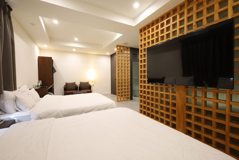 グループ旅行にもぴったり！西面エリアのスタイリッシュなホテルのスイートに宿泊