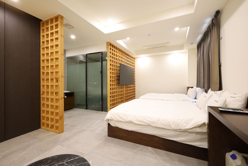 華やかな西面エリアのおしゃれなホテル。グループ旅行にもおすすめなスイートに滞在