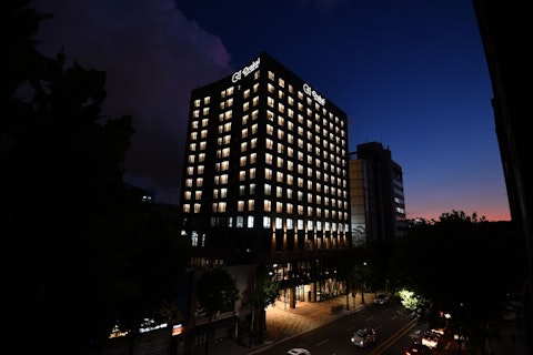 ビジネスクラスで快適な旅！ジムやランドリー施設がそなわるグループ向けホテル滞在