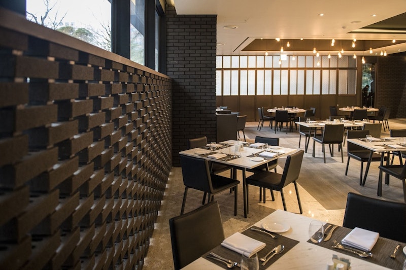 駅は目の前!ルーフトップやジム併設&シックな4つ星ホテルで充実ステイ。金浦着で便利