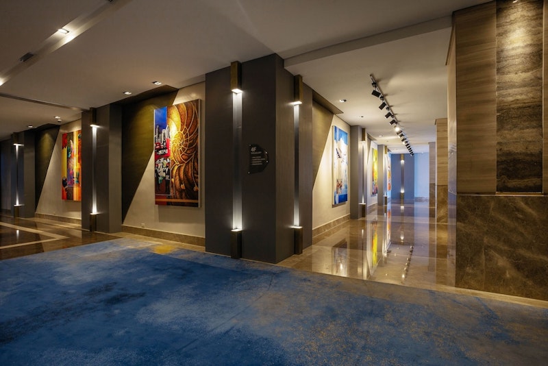 人気の巨大モールまで歩いて3分!スタイリッシュでモダンなホテルに宿泊。往復送迎つき