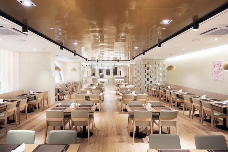 カフェ＆レストラン併設！王冠をかたどったアーチ型の外観が特徴的なホテルに滞在