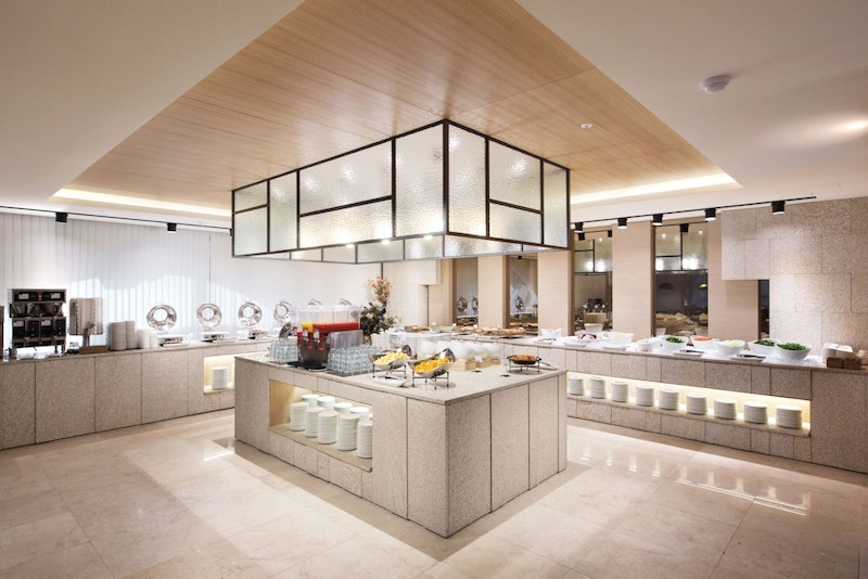 レストラン＆カフェ併設！王冠をかたどったアーチ型の外観が特徴的なホテル滞在