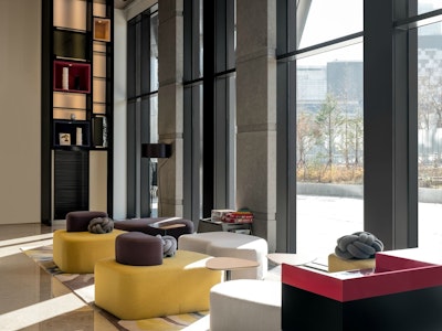 龍山駅直結の好ロケーション！ゆったり広い屋内プールがそなわる5つ星ホテルに宿泊