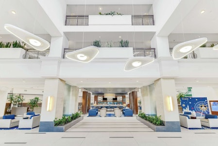 エンゼルスタジアムへ徒歩10分！観光の拠点におすすめの4つ星ホテルに快適ステイ