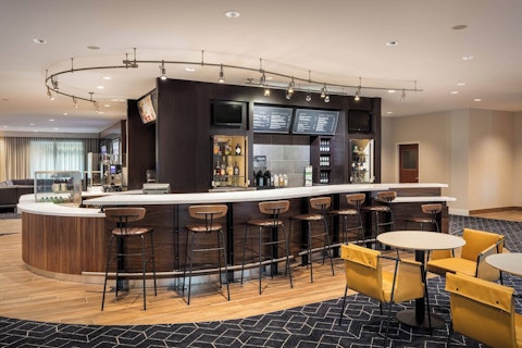 ウォーターパークも人気！人気テーマパークへ歩いて10分の快適ホテルにステイ