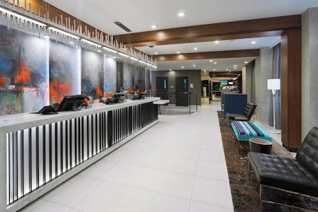 ブロードウェイが徒歩圏内！バーやジムがそなわる3つ星ホテル滞在。朝食つき