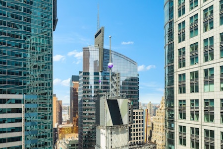 タイムズスクエアの中心地!ブロードウェイすぐの落ちつきある3つ星ホテルに宿泊