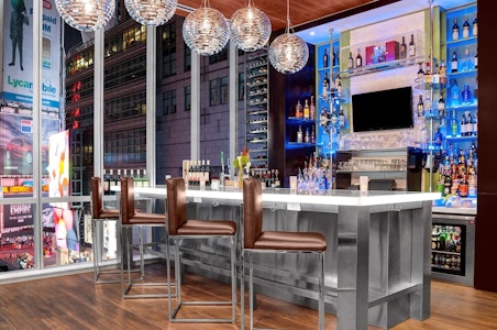 観光に便利な立地！タイムズスクエアを望むスタイリッシュなバー併設のホテルに宿泊