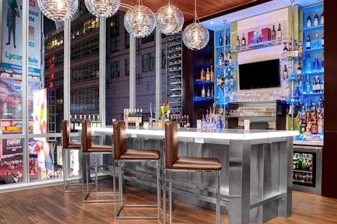 観光に便利な立地！タイムズスクエアを望むスタイリッシュなバー併設のホテルに宿泊