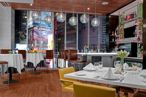 ブロードウェイもすぐ近く！タイムズスクエア中心部のホテルにステイ。ビジネスクラス利用