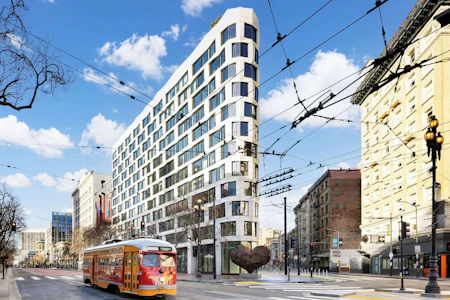 JAL利用で快適な旅！ミッドマーケット地区のモダンでアートな4つ星ホテルにステイ