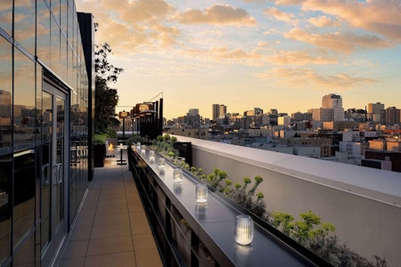 屋上バーから街並みを一望!ミッドマーケット地区のモダンな4つ星ホテルにステイ