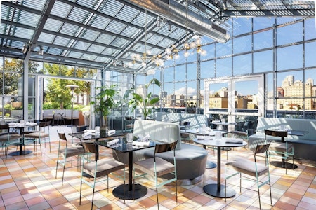 活気あふれるミッドマーケット地区!好ロケーション&モダンな4つ星ホテルにステイ